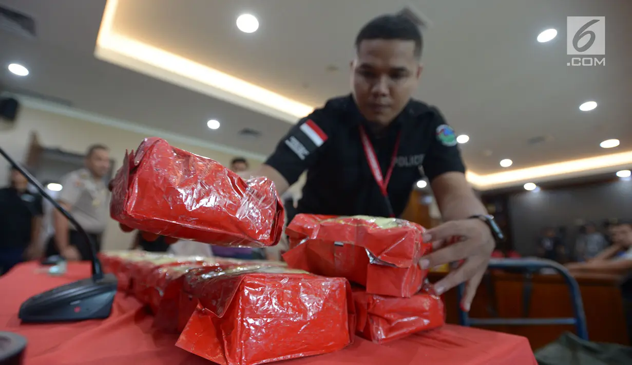 Petugas menata barang bukti saat rilis pengungkapan peredaran narkotika jaringan internasional Malaysia-Indonesia di Bareskrim, Mabes Polri, Jakarta, Kamis (1/8/2019). Bareskrim Polri mengamankan empat tersangka dan barang bukti 43,5 kg sabu Kabupaten Bengkalis, Riau. (merdeka.com/Imam Buhori)