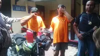 Motor sahabatnya digadaikan seharga Rp 2,5 juta. Barang elektronik lainnya juga ikut digadaikan.