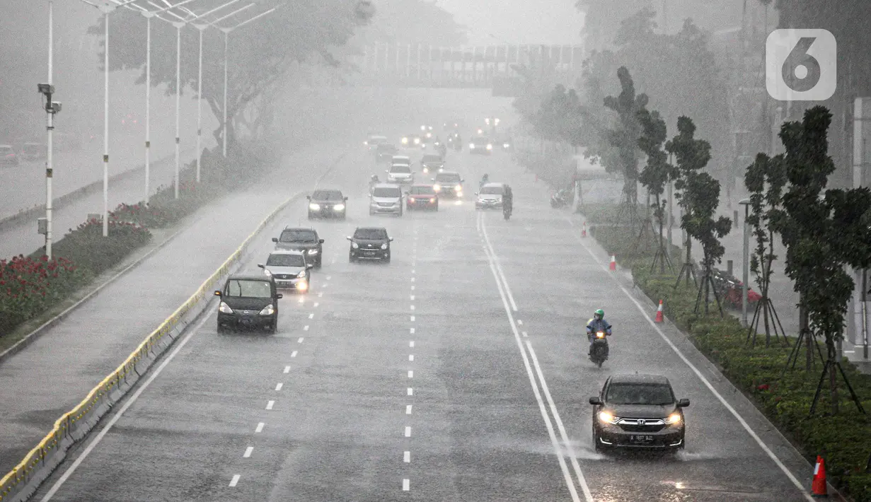 Kendaraan melintas saat turun hujan di Jalan Jenderal Sudirman, Jakarta, Minggu (18/10/2020). Badan Meteorologi, Klimatologi, dan Geofisika (BMKG) menyatakan musim hujan berlangsung mulai Oktober dan diprediksi mencapai puncaknya pada Januari hingga Februari 2021. (Liputan6.com/Faizal Fanani)