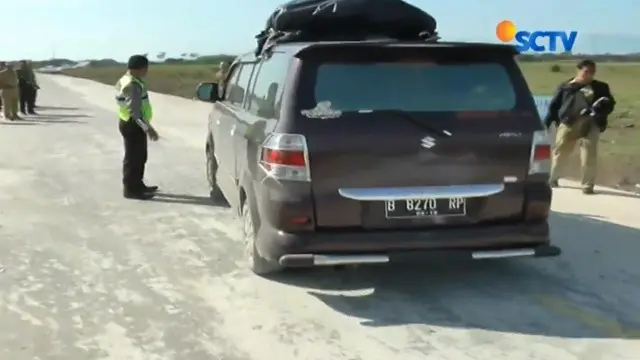 Jalanan yang berdebu dikeluhkan para pemudik yang melintas di Tol Gandulan - Pemalang.