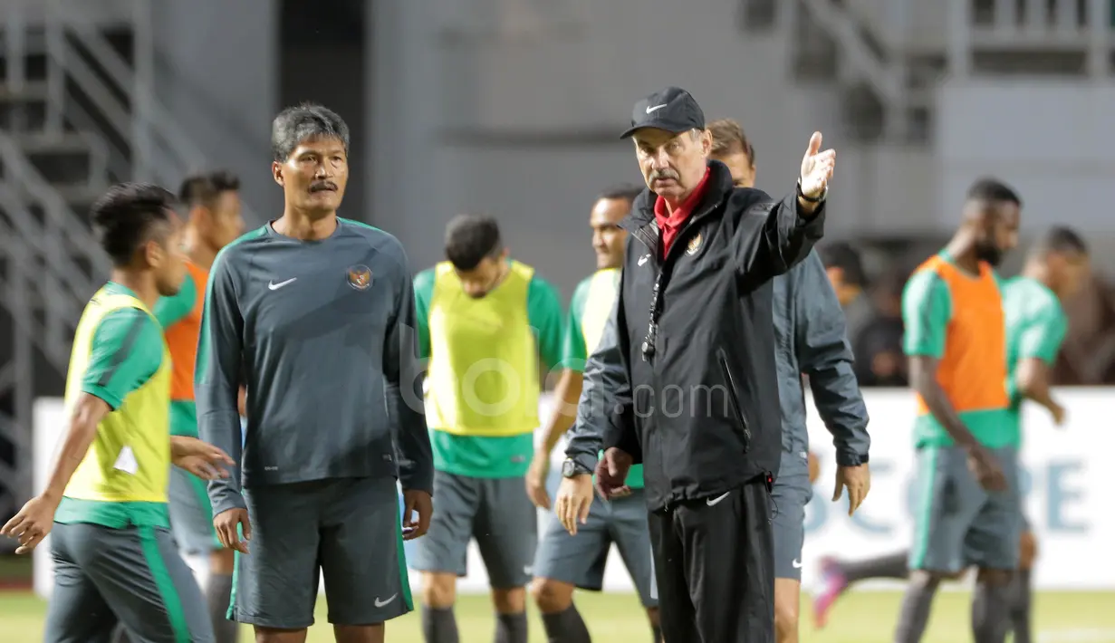 Alfred Riedl saat memimpin sesi latihan Timnas Indonesia sebelum melawan Vietnam pada laga semi-final AFFcup 2016 di Stadion Pakansari, Bogor, (02/12/2016).  (Bola.com/Nicklas Hanoatubun)