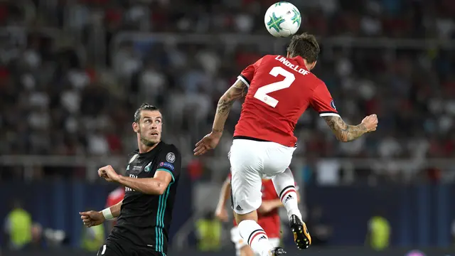 Bek anyar Manchester United, Victor Lindelof (kanan), menghalau bola pada laga Piala Super Eropa melawan Real Madrid, Selasa (8/8/2017). (AFP/Nikolay Doychinov)
