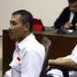 Dua terdakwa Setiyardi Budiono (kanan) dan Darmawan Sepriyossa saat menjalani sidang di gedung PN Jakarta Pusat, Selasa (17/5). Keduanya merupakan Pimred dan Redaktur dari Tabloid Obor Rakyat.(Liputan6.com/Helmi Afandi) 