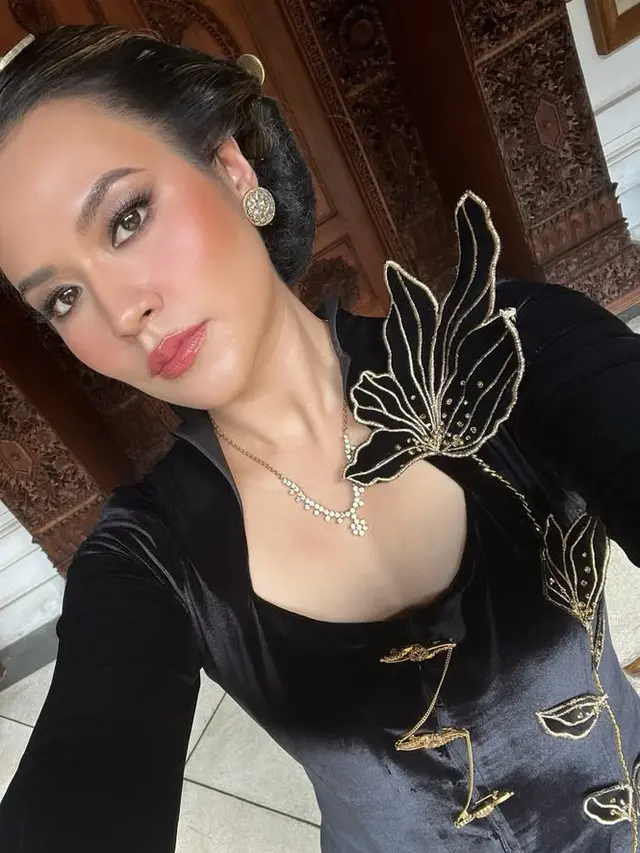 Pesona Raisa Dibalut Kebaya Velvet Hitam. [@raisa6690]