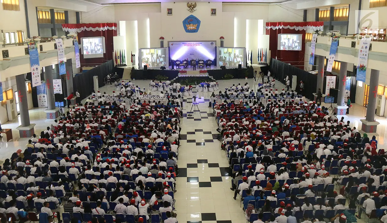 Ratusan mahasiswa sedang mengikuti kuliah umum perekonomian nasional dan perkembangan BUMN di Universitas Pattimura Ambon, Sabtu (28/10). Kuliah umum digelar bertepatan dengan Hari Sumpah Pemuda. (Liputan6.com/Pool/BUMN)