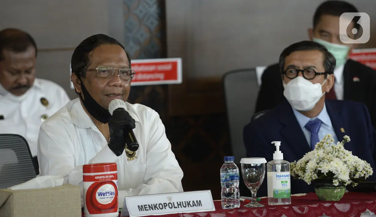 Menko Polhukam Mahfud MD (kiri) dan Menkumham Yasonna H Laoly menyampaikan keterangan terkait pemulangan buron Maria Pauline Lumowa di Bandara Soekarno-Hatta, Tangerang, Banten, Kamis (9/7/2020). Maria merupakan pembobol kas BNI Cabang Kebayoran Baru senilai Rp 1,2 triliun. (merdeka.com/Dwi Narwoko)