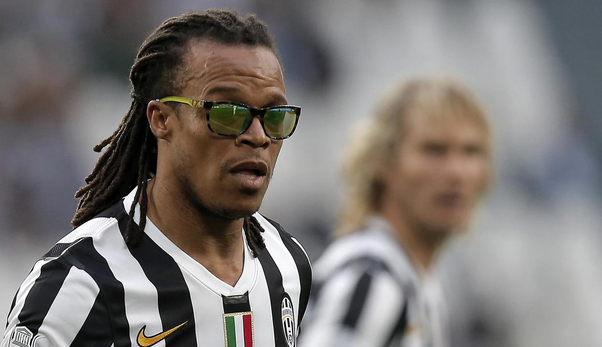 3. Edgar Davids (Kacamata) - Pria asal Belanda ini merupakan salah satu pemain yang terkenal nyentrik dengan kacamatanya. Penyakit Glukoma yang menyerang syaraf mata menjadi alasan Davids menggunakan kacamata. (AFP/Marco Bertorello)