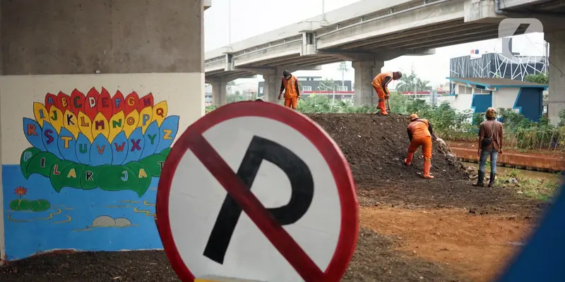 FOTO: Aksi Petugas PPSU Mempercantik Kolong Tol Becakayu