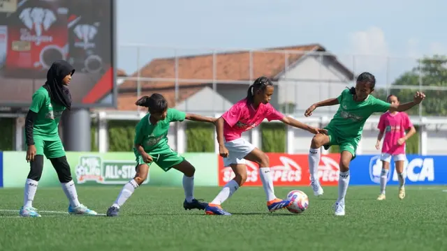 Tim All-Stars Kudus (hijau) melaju ke partai final usai mengalahkan Tim All-Stars Surabaya melalui adu pinalti di babak semifinal. (Liputan6.com/istimewa)