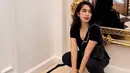 Istri Andhika Pratama itu kenakan v-neck shirt dengan skinny pants  dan chain bag berwarna hitam [@ussypratama]