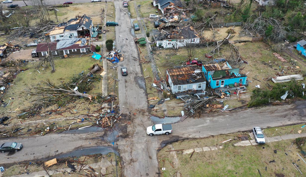 Gambar yang diambil dengan drone ini menunjukkan kerusakan akibat tornado di Selma, Alabama, Amerika Serikat, 13 Januari 2023. Dikutip dari BBC, Jumat (13/1/2023), Layanan Cuaca Nasional (NWS) mengumumkan terdapat lebih dari 35 tornado di seluruh bagian selatan AS pada Kamis (12/1/2023). (DroneBase via AP)