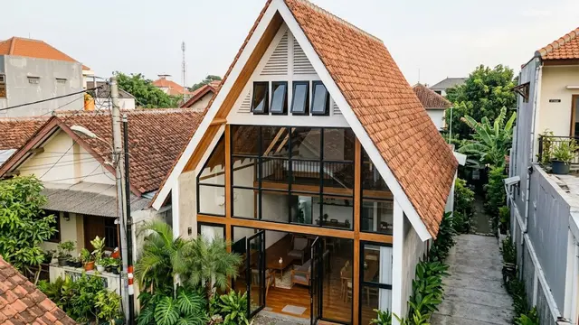 Rumah Atap Segitiga ala Tropis Modern