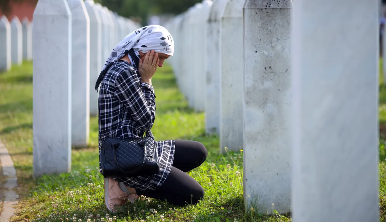 Dalam waktu kurang dari dua pekan, pasukan Serbia Bosnia secara sistematis membunuh lebih dari 8.000 umat muslim Bosnia. (AP Photo/Armin Durgut)