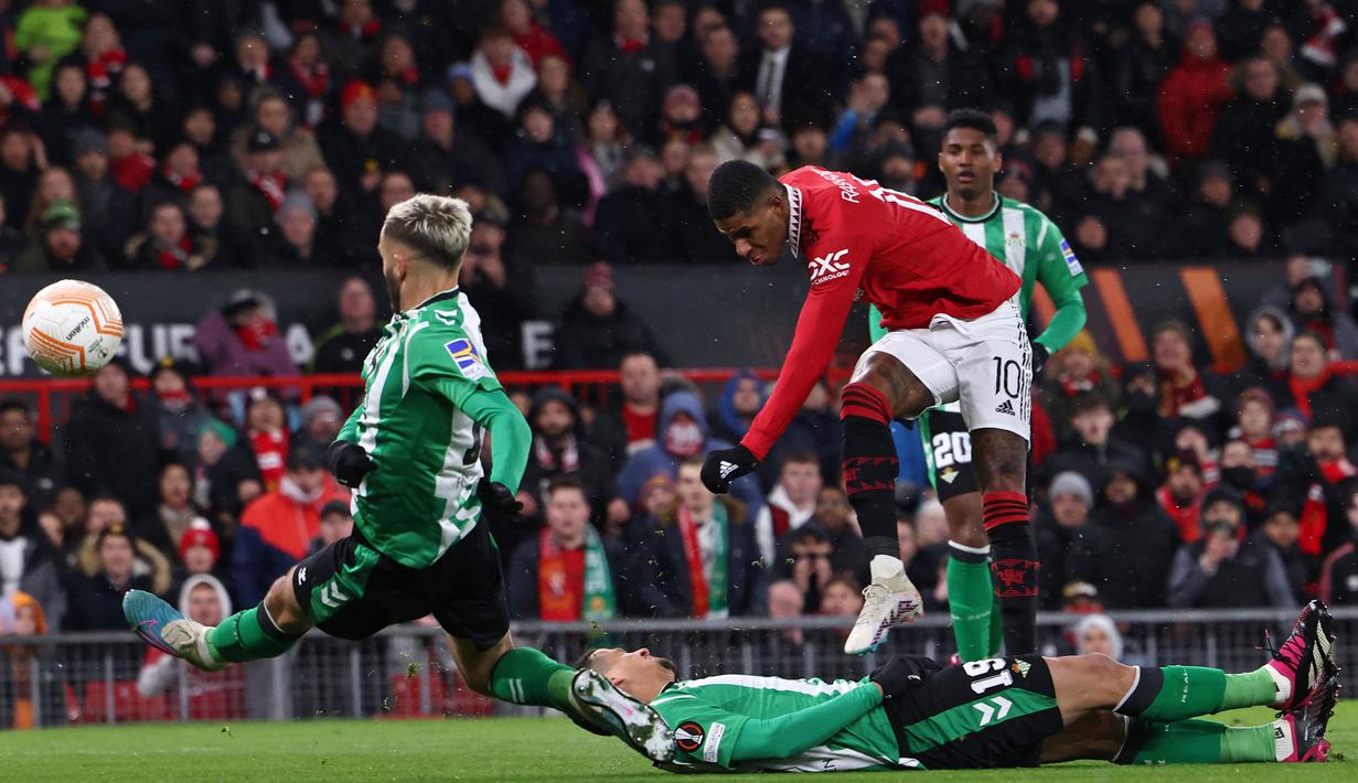Pemain Manchester United, Marcus Rashford mencetak gol pertama timnya ke gawang Real Betis pada laga leg pertama Liga Europa 2022/2023 yang berlangsung di Old Trafford, Manchester, Jumat (10/03/2023) dini hari WIB. MU menang dengan skor 4-1. (AFP/Darren Staples)