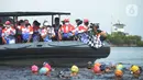 Kepala Staf Angkatan Laut Laksamana TNI Yudo Margono (kiri) melepas peserta pada Kasal CUP 2021 di Pantai Festival Ancol, Jakarta, Sabtu (27/11/2021). Kegiatan tersebut mempertandingkan berbagai jenis olahraga air seperti selam, renang, dayung, layar, jetski, dan ski air. (merdeka.com/Imam Buhori)