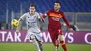 Pemain AS Roma, Lorenzo Pellegrini, berebut bola dengan pemain Verona, Ivan Ilic, pada laga Liga Italia di Stadion Olimpico, Roma, Minggu (31/1/2021). AS Roma menang dengan skor 3-1. (Alfredo Falcone/LaPresse via AP)