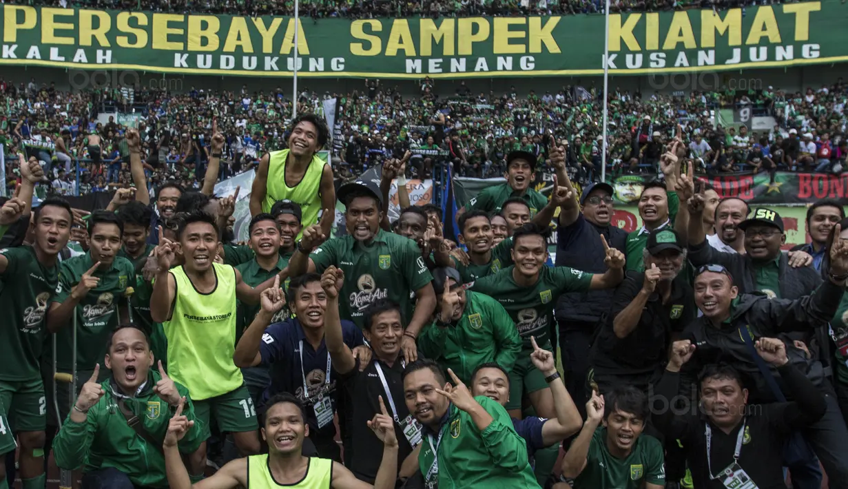 Para pemain dan official Persebaya merayakan keberhasilan lolos ke Liga 1 usai mengalahkan Martapura FC pada laga semifinal Liga 2 2017 di Stadion GBLA, Bandung, Sabtu (25/11/2017). Persebaya menang 3-1 atas Martapura FC. (Bola.com/Vitalis Yogi Trisna)