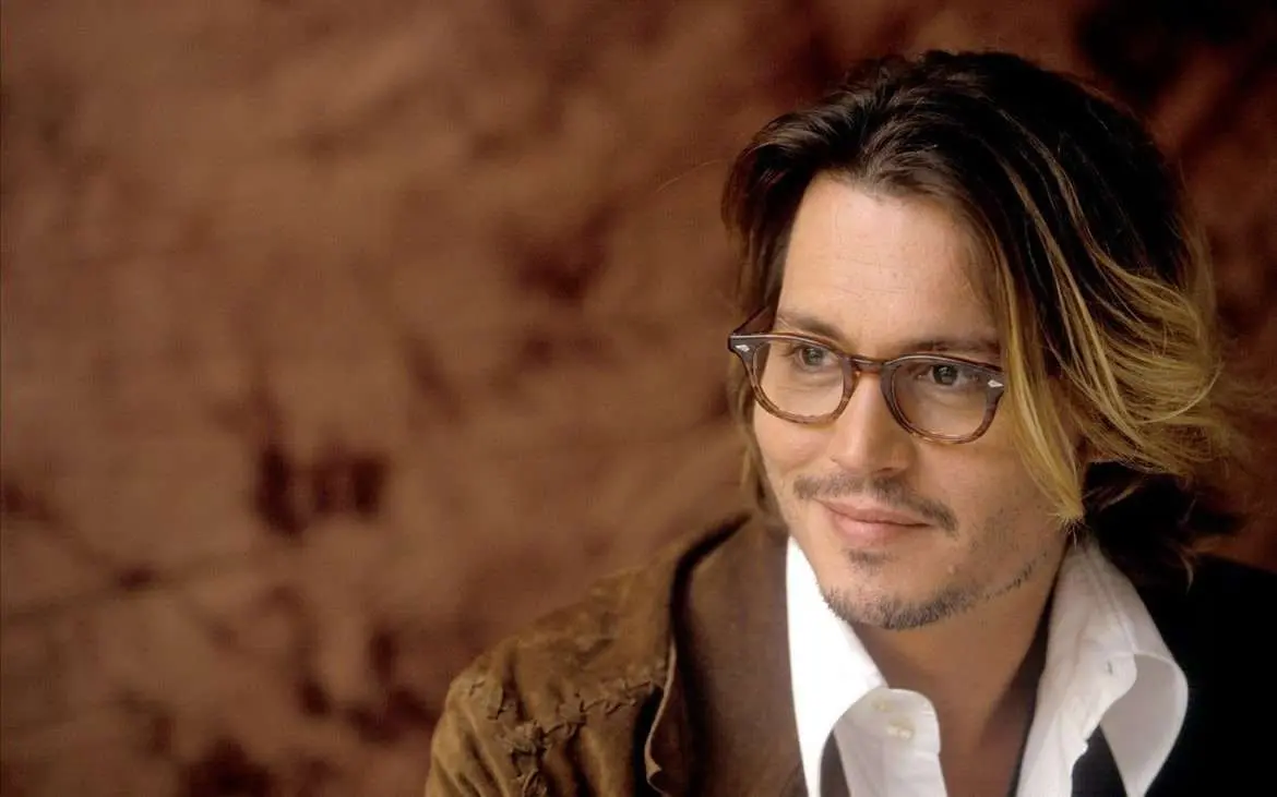 Bad hair day menurut Johnny Depp kayaknya bisa jadi best hair day buat para cewek deh. Rambutnya masih saja memesona meski aktor ini sudah berumur. (The Idle Man)