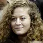 Ekspresi gadis remaja asal Palestina, Ahed Tamimi saat tiba di pengadilan militer Israel di penjara Ofer, Israel (13/2). Ahed Tamimi dipenjara setelah ia memukul dua tentara Israel di daerah Tepi Barat, Israel. (AFP/Thomas Coex)