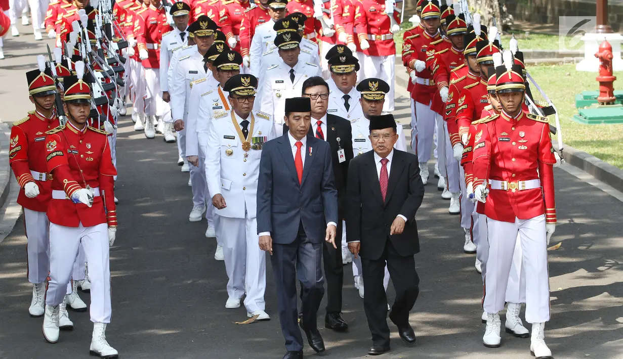 Presiden Joko Widodo atau Jokowi bersama Wakil Presiden Jusuf Kalla (JK) mengarak sembilan gubernur dan wakil gubernur hasil Pilkada 2018 untuk dilantik di Istana Negara, Jakarta, Rabu (5/9). (Liputan6.com/HO/Wan)
