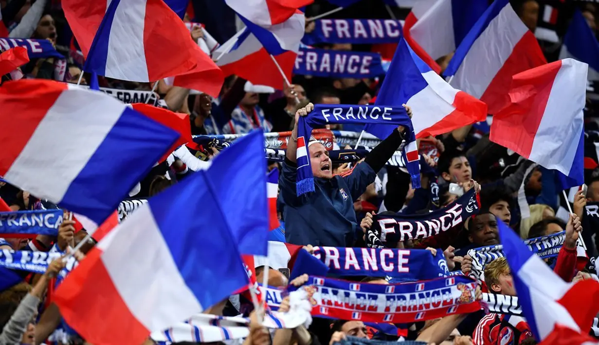 Suporter Prancis saat mencukung timnya melawan Bulgaria pada laga lanjutan Grup A Kualifikasi Piala Dunia 2018, di Stadion Stade de France, Sabtu (8/10/2016) dini hari WIB. (AFP/Franck Fife)