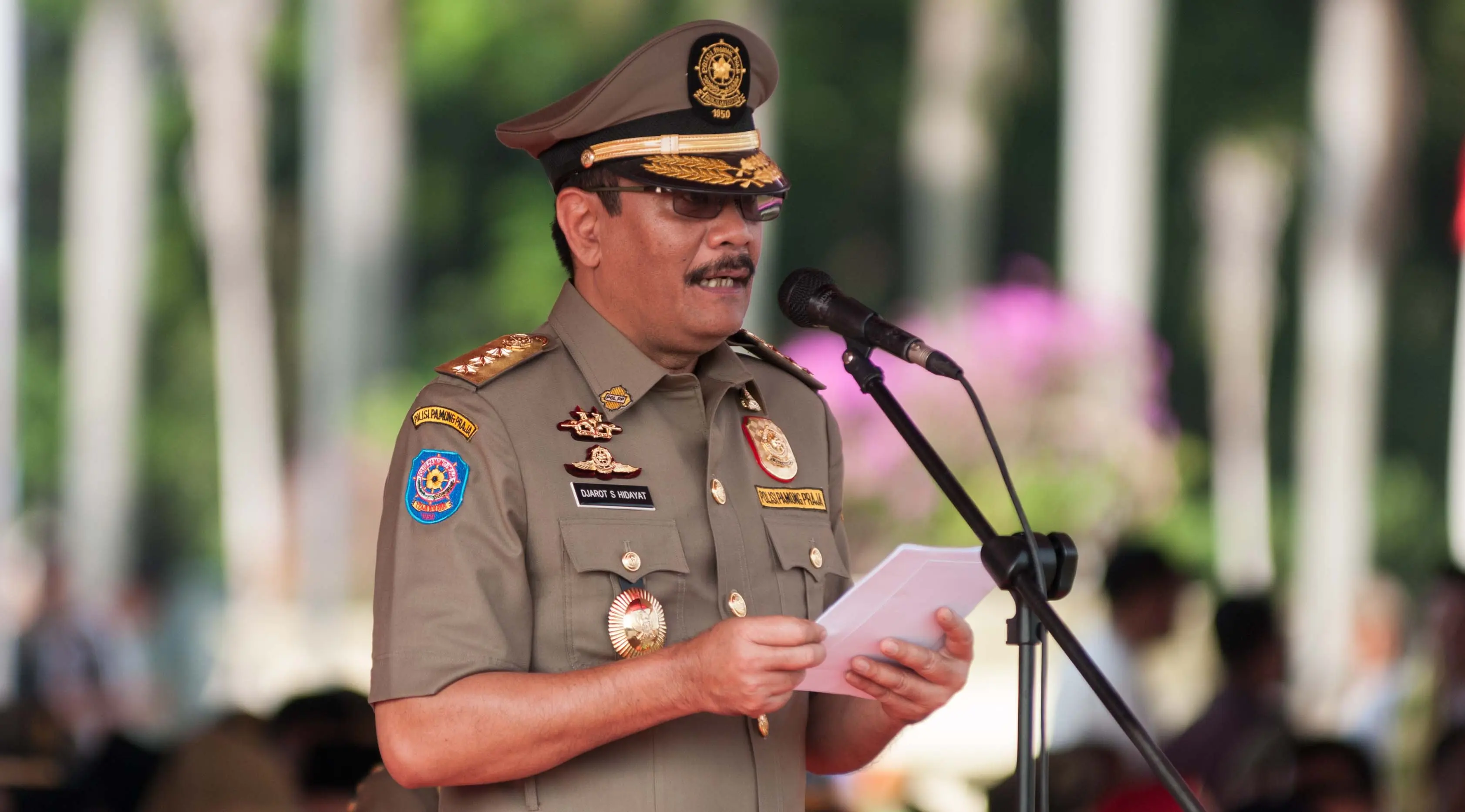 Wakil Gubernur DKI Jakarta Djarot Saiful Hidayat berpidato saat upacara hari ulang tahun Satpol PP dan Satuan Perlindungan Masyarakat (Satlinmas) di Jakarta, Kamis (27/4). (Liputan6.com/Gempur M. Surya)