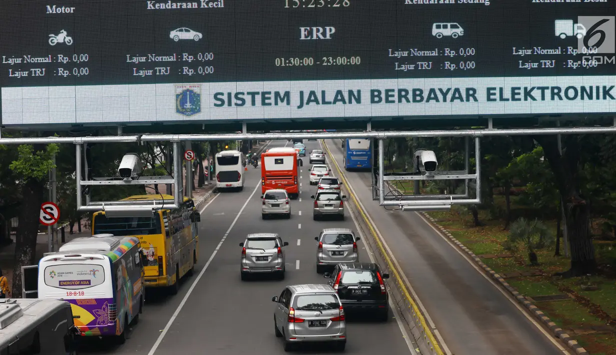 Kendaraan melintas di bawah alat electronic road pricing (ERP) di Jalan Medan Merdeka Barat, Jakarta, Senin (13/11). Pemprov DKI Jakarta akan melakukan uji coba coba sistem jalan berbayar atau ERP secara. (Liputan6.com/Angga Yuniar)
