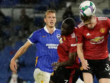 Gelandang Manchester United (MU), Scott McTominay (kanan) menyundul bola untuk mencetak gol ke gawang Brighton Albion dalam lanjutan Piala Liga di Stadion Falmer, Kamis (1/10/2020) dinihari WIB. MU menang 3-0 atas Brighton Albion. (Matt Dunham/Pool via AP)