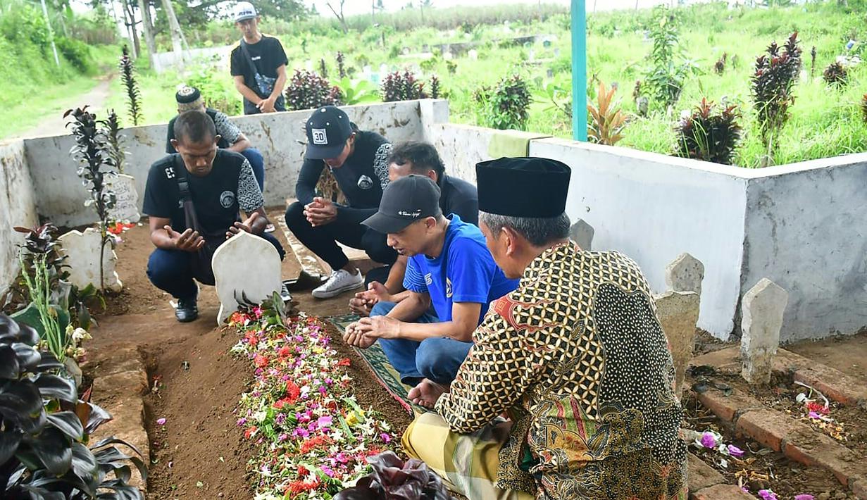 Syahrulloh bin Abdul Jalil merupakan salah satu korban tewas dalam Tragedi Kanjuruhan yang terjadi usai laga Liga 1 Arema FC menghadapi Persebaya Surabaya. Usai bertakziah dengan keluarga korban, para pemain dan ofisial tim Arema FC pun mengunjungi makam korban untuk berziarah dan memanjatkan doa. (AFP/Putri)