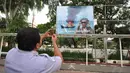 Menteri Susi Pudjiastuti memasang poster di halaman kantor KKP, Jakarta. Foto diambil pada Kamis (11/12/2014). (Liputan6.com/Miftahul Hayat)