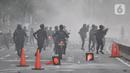 Petugas kepolisian menembakkan gas air mata saat berupaya membubarkan massa yang menggelar aksi di depan Gedung DPR RI, Jakarta, Senin (11/4/2022). Situasi mulai memanas akibat sejumlah pengunjuk rasa melempari petugas dengan berbagai benda. (merdeka.com/Iqbal S Nugroho)