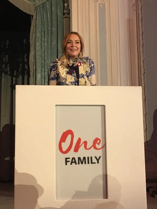 Lindsay tidak hanya sekedar hadir dan menonton penampilan penyanyi tampan itu. Namun ia juga menjadi pembicara di depan para tamu undangan. Ia membicarakan soal isu perdagangan manusia. (Twitter/onefamilyglobal)