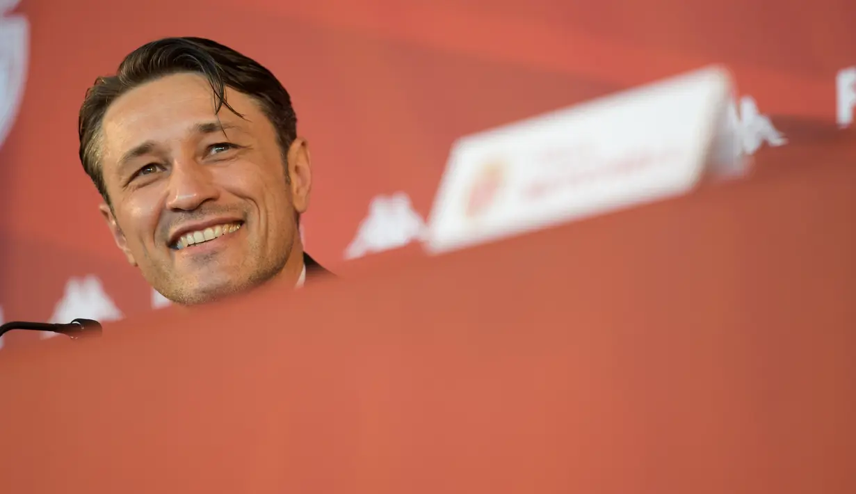 Pelatih baru AS Monaco, Niko Kovac dari Kroasia tersenyum saat konferensi pers selama presentasi resminya di Monako (21/7/2020). Niko Kovac mengawali karirnya sebagai manajer dengan menangani Timnas Kroasia U-21. (AFP Photo/Yann Coatsaliou)