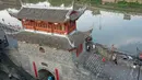 Foto dari udara pada 20 Agustus 2020 menunjukkan gerbang Huiji kuno di Wilayah Changting, Provinsi Fujian, China (20/8/2020). Untuk menunjukkan sejarah dan kebudayaannya secara maksimal, Wilayah Changting dilestarikan sesuai dengan penampilannya di zaman kuno. (Xinhua/Lin Shanchuan)