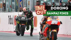 Pebalap Yamaha Tech 3, Johann Zarco, mengalami gangguan mesin hingga ia harus mendorong motornya hingga finis di MotoGP San Marino.