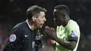 Pemain Manchester City, Bacary Sagna melakukan protes kepada wasit pada lanjutan liga Premier Ingggris di Stadion King Power, Inggris, Rabu (30/12/2015) dini hari WIB. Manchester City imbang 0-0.  (Reuters/Carl Recine)