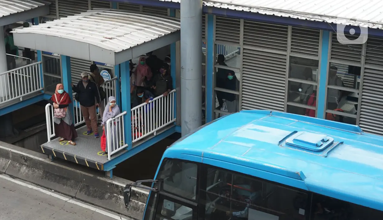 Penumpang menunggu kedatangan bus Transjakarta di Shelter Harmoni, Jakarta, Kamis (5/11/2020). PT Transportasi Jakarta (Transjakarta) menargetkan di tahun 2030 seluruh armada merupakan bus listrik. Diharapkan total bus listrik mencapai 12.120 unit diakhir tahun 2030. (Liputan6.com/Immanuel Antonius)