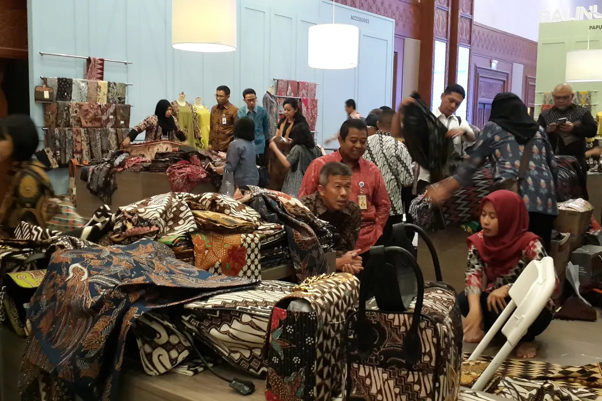 Iriana Joko Widodo dan Mufidah Jusuf Kalla membuka pameran UKM yang diselenggarakan BI (Foto: WIcak/Liputan6.com)