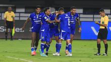 Para pemain Persib Bandung merayakan gol ketika melawan Madura United pada laga pekan ke-23 BRI Super League 2025/2026 di Stadion Gelora Bandung Lautan Api (GBLA), Kota Bandung, Kamis (26/2/2026) malam WIB. (Bola.com/Erwin Snaz)