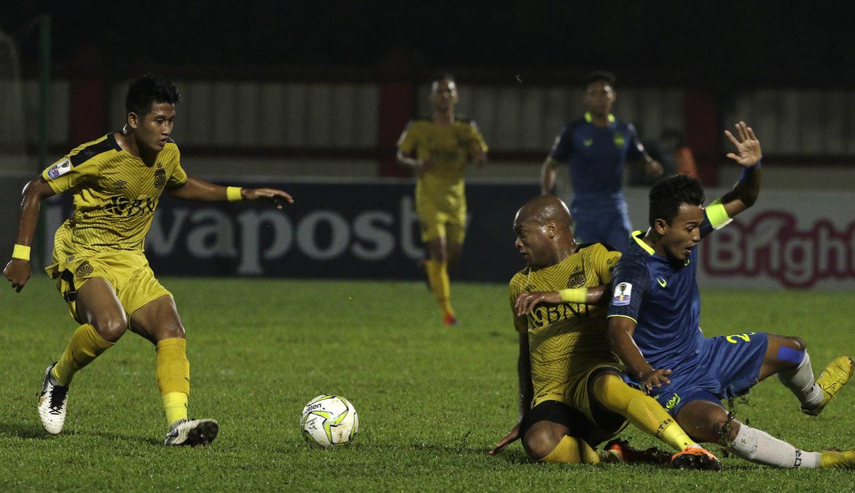 Bek Bhayangkara FC, Anderson Salles, merebut bola dari striker PSIS Semarang, Hari Nur Yulianto, pada laga Piala Indonesia di Stadion PTIK, Jakarta, Selasa (19/2). Bhayangkara FC bermain imbang 1-1 melawan PSIS. (Bola.com/Yoppy Renato)