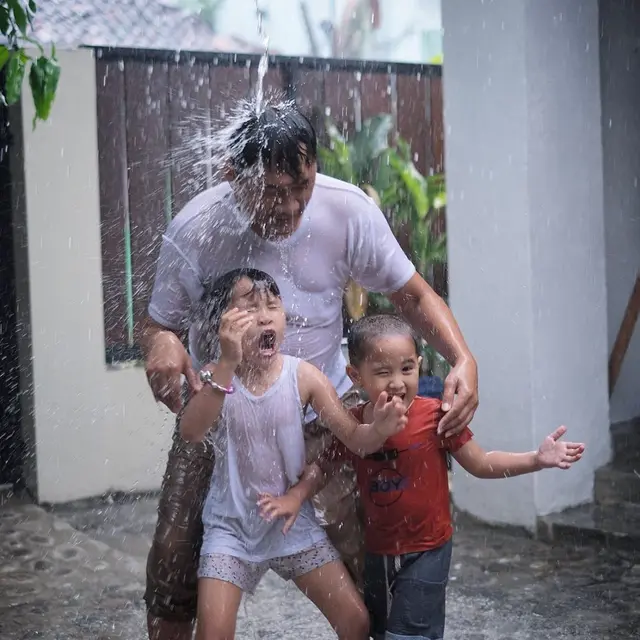 Hanung Bramantyo main air bareng anak. (Foto: Instagram @zaskiadyamecca)