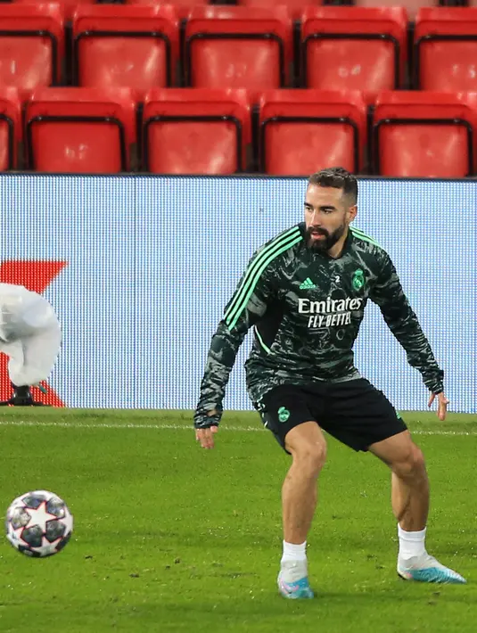 <p>Bek Real Madrid, Dani Carvajal mengontrol bola saat mengikuti sesi latihan tim di Stadion Anfield di Liverpool, barat laut Inggris pada 20 Februari 2023. Madrid akan bertanding melawan Liverpool pada pertandingan leg pertama babak 16 besar Liga Champions. (AFP/Lindsey Parnaby)</p>