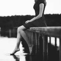 Jatuh cina memang menyenangkan. Merasa malu saat bertatap mata merupakan hal yang indah. Namun, semua berubah ketika media sosial menyerang. (Via: hdwallpaperbackgrounds.net)