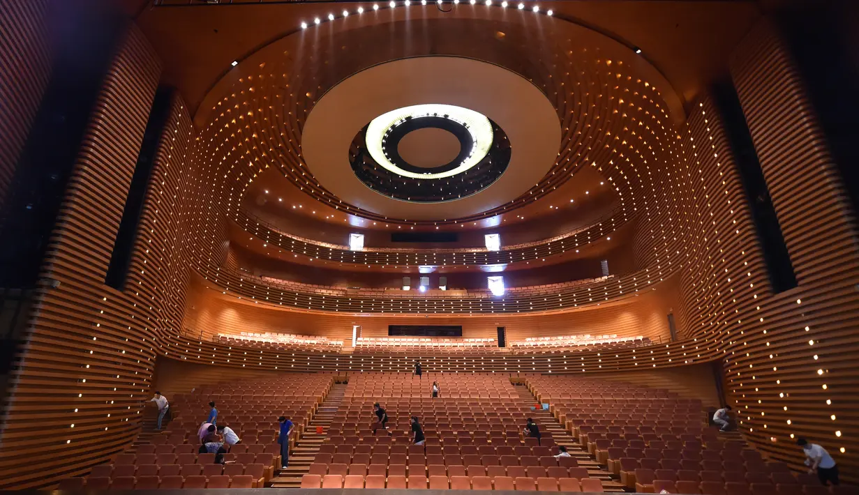 Para staf mendisinfeksi gedung Tianjin Grand Theater di Tianjin, China utara, pada 28 Juli 2020. Gedung pertunjukan teater itu telah memulai proses disinfeksi menyeluruh selama sepekan sejak Senin (27/7) sebelum dibuka kembali untuk pengunjung. (Xinhua/Sun Fanyue)