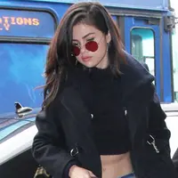 Selena Gomez selalu menjadi perhatian publik. Tak hanya soal kisah cinta dan kehidupannya, namun juga soal penampilan dan keseksian tubuhnya. Seperti kabar yang baru  saja beredar, Selena tampil dengan pamer perutnya. (doc.dailymail.com)