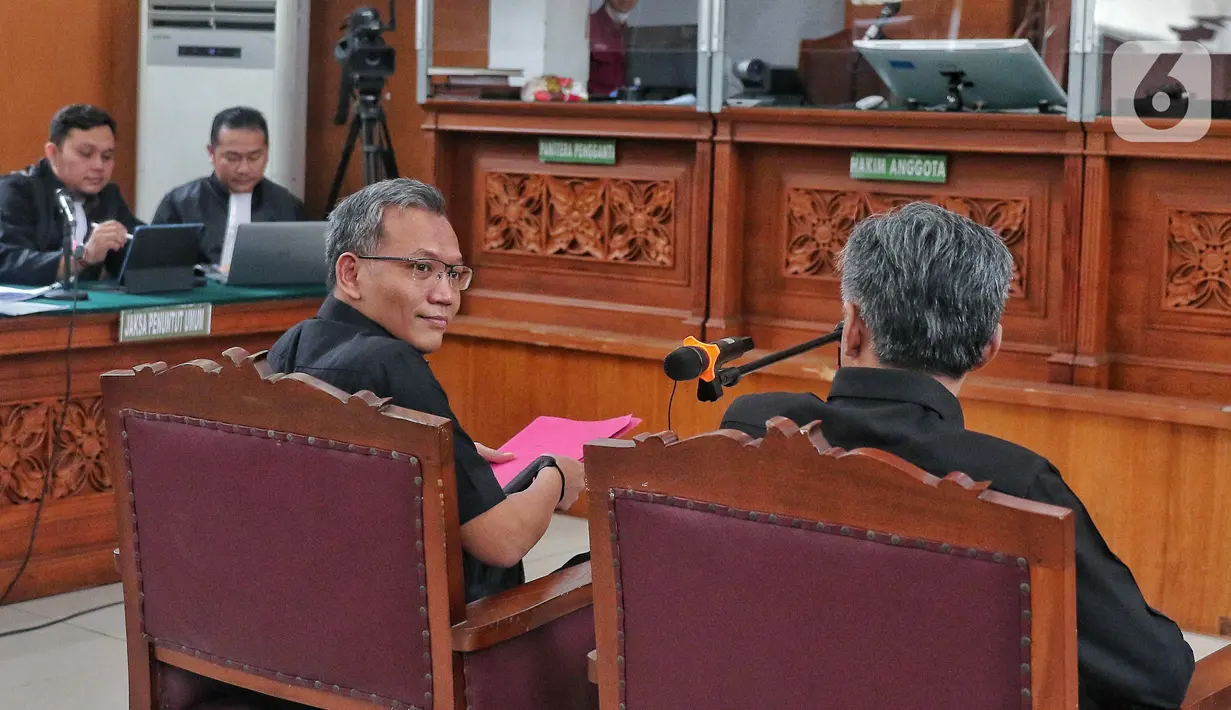 Terdakwa kasus perintangan proses penyidikan pembunuhan berencana terhadap Nofriansyah Yosua Hutabarat atau Brigadir J, Brigjen Hendra Kurniawan dan Agus Nurpatria saat mengikuti sidang di Pengadilan Negeri Jakarta Selatan, Kamis (27/10/2022). Dalam persidangan ini beragendakan pemeriksaan atau mendengar keterangan saksi. (Liputan6.com/Angga Yuniar)