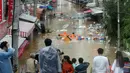 Sebuah jalan terendam banjir akibat angin topan Chaba di Ulsan, Korea Selatan, 5 Oktober 2016. Setidaknya lima orang tewas akibat topan Chaba yang melanda Korea Selatan. (REUTERS/Kim Yong-tae / Yonhap)