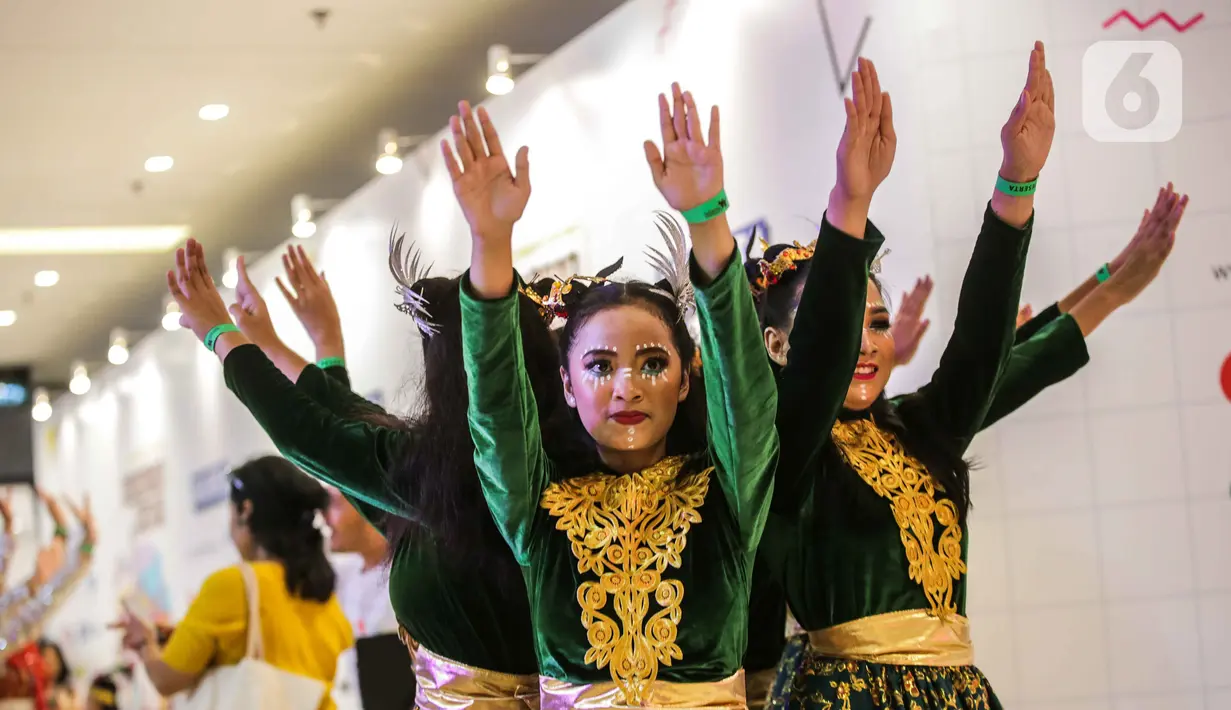Penari berkostum tradisional Indonesia menari dalam perhelatan Indonesia Menari 2019 di Grand Indonesia, Jakarta, Minggu (17/11/2019). Indonesia Menari 2019 digelar secara serentak di tujuh kota besar dengan melibatkan sekitar 7.000 penari (Liputan6.com/Faizal Fanani)