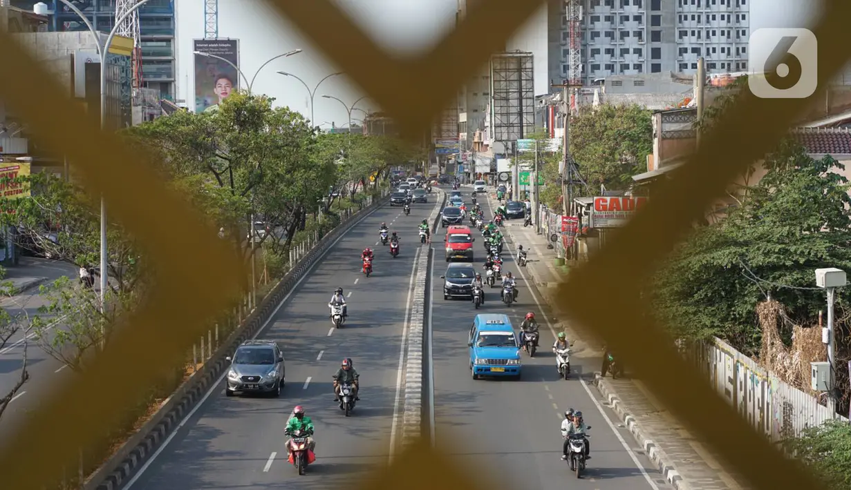 Kendaraan melintasi Jalan Margonda Raya, Depok, Jawa Barat, Selasa (20/11/2019). Badan Pengelola Transportasi Jabodetabek (BPTJ) menetapkan ruas Jalan Margonda Raya menjadi jalan berbayar melalui sistem electronic road pricing (ERP) pada akhir 2020. (Liputan6.com/Immanuel Antonius)