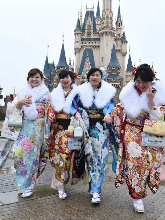 Sejumlah gadis Jepang saat merayakan Coming of Age Day di sebuah taman hiburan di Tokyo, Senin (9/1). Perayaan ini diharapkan dapat menyadarkan muda-mudi Jepang bahwa tanggung jawabnya menjadi seorang dewasa jauh lebih banyak. (AFP Photo/ TORU YAMANAKA)
